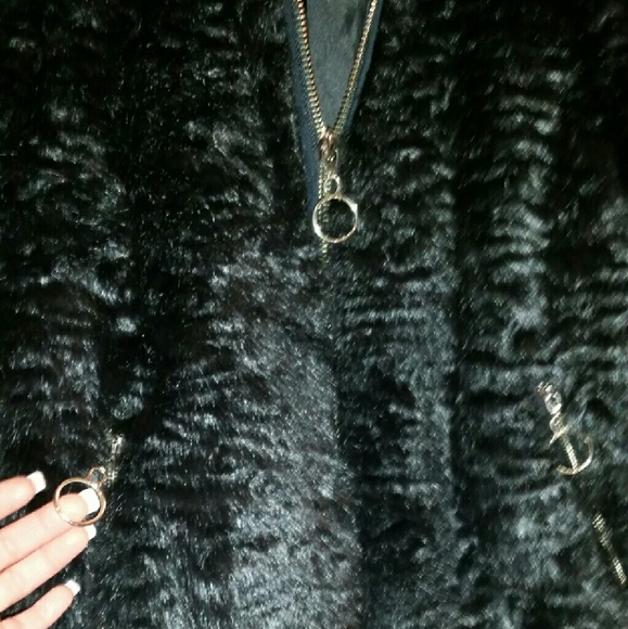 TOPSHOP Black Faux Fur BOMBER JACKET!! - Picture 3 of 4