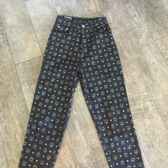 • Vintage Grunge TCM High-Waist Jeans • - Picture 3 of 3