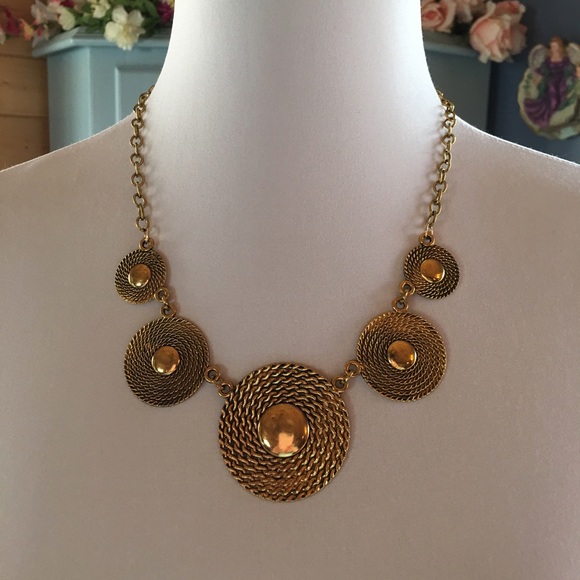 Costume Necklace. Brand NEW w/Tags!!! - Picture 2 of 3