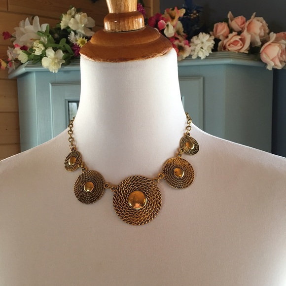 Costume Necklace. Brand NEW w/Tags!!! - Picture 3 of 3