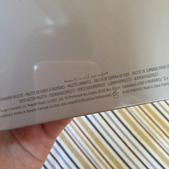 $45 New Urban Decay Naked 2 Palette - Picture 3 of 4