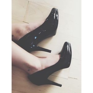 Black patent leather Nine West pumps