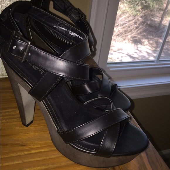 Strappy pumps