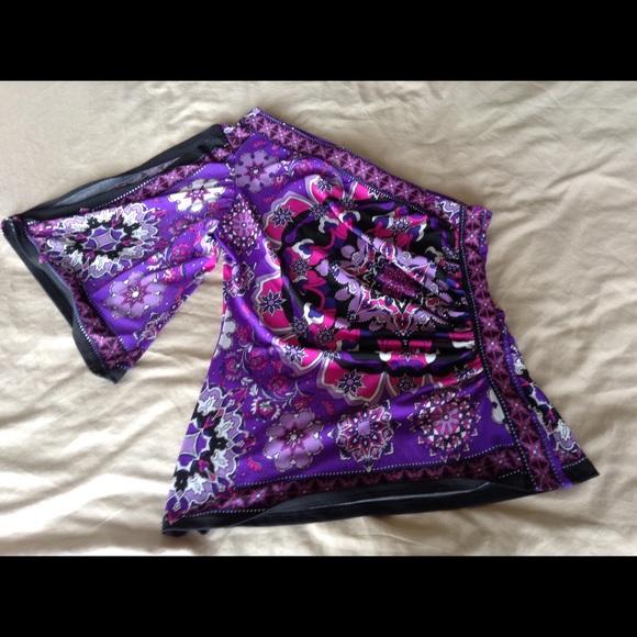 Cache one shoulder top