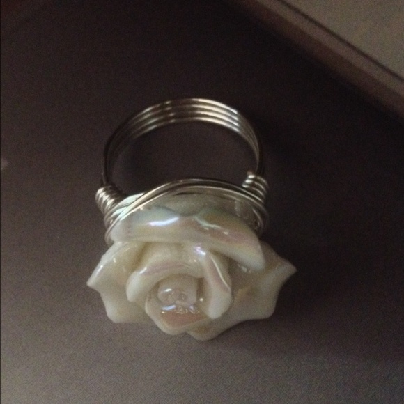 🎉HP🎉Iridescent Rose Statement Ring - Picture 2 of 4