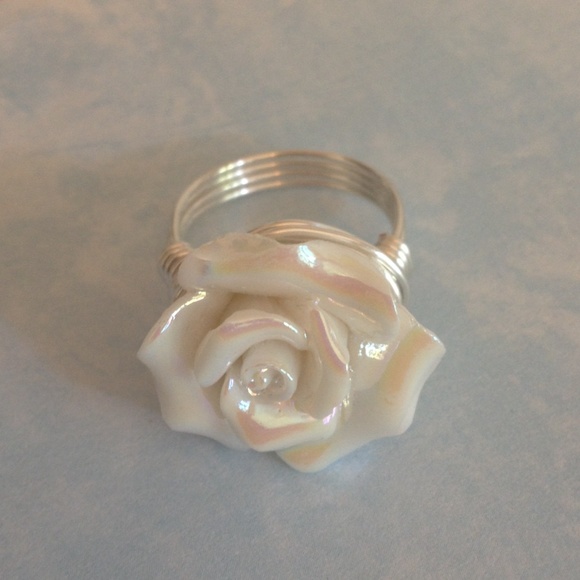 🎉HP🎉Iridescent Rose Statement Ring - Picture 3 of 4