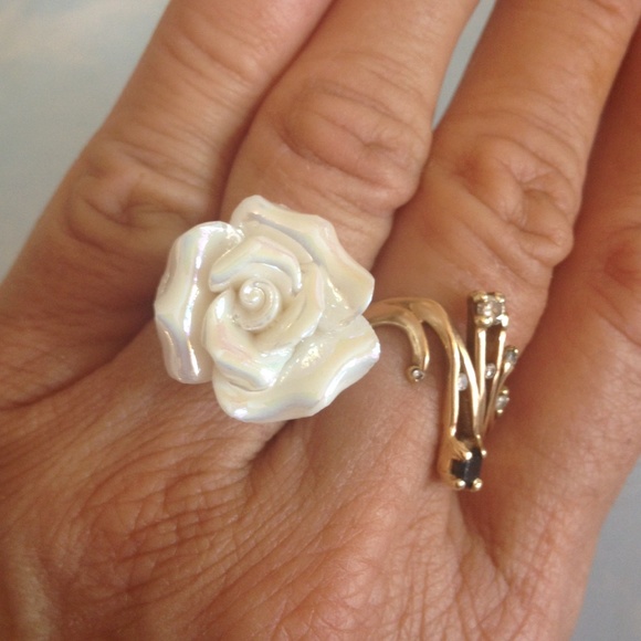🎉HP🎉Iridescent Rose Statement Ring - Picture 4 of 4