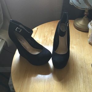 Black wedges
