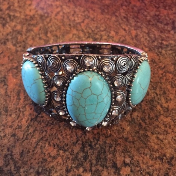Jewelry - 💟Last 2!💟 Large Turquoise Hinge Bracelet