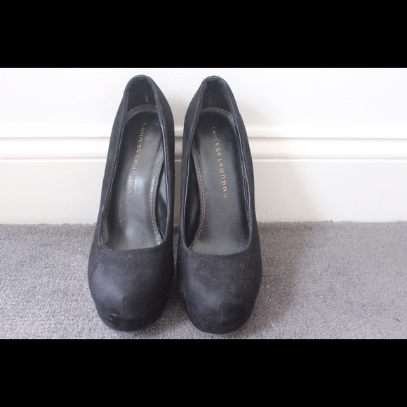 Black pumps