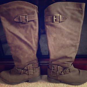 Tall zip up women's boots size 7.