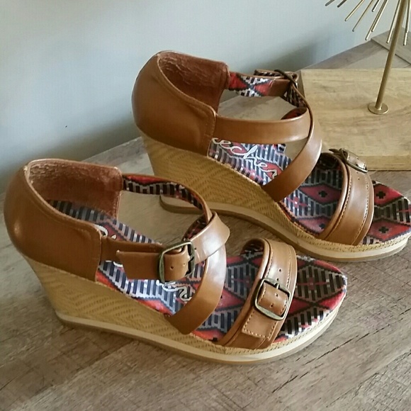 Skechers size 9 Womens tan sandles