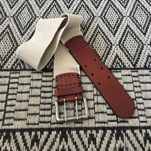 One size, stretchy belt.