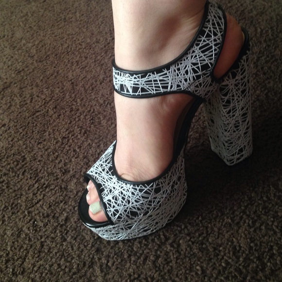 GX by Gwen Stefani Overt Platform Sandal - Picture 4 of 4