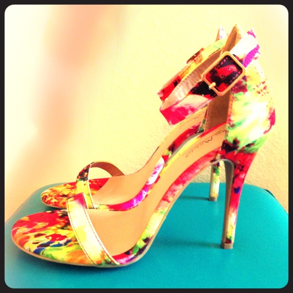 Beautiful Anne Michelle floral single strap heel