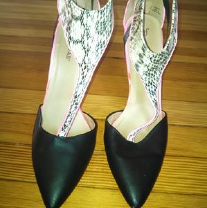 black and hot pink pumps