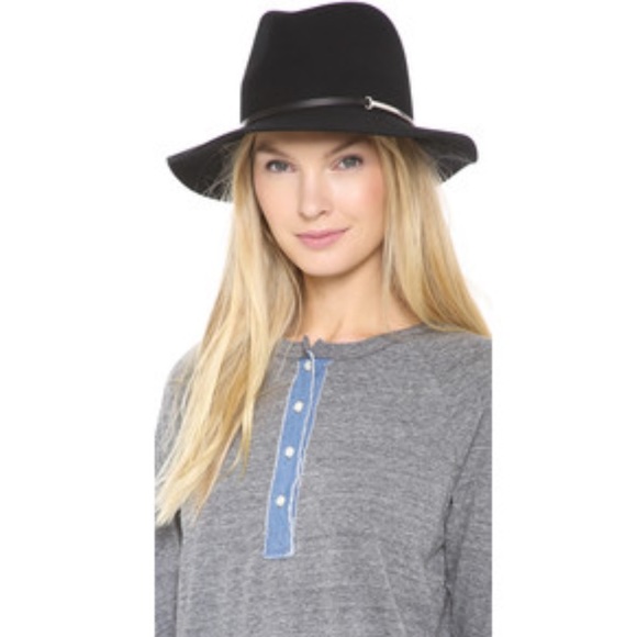 Janessa Leone "Vera" hat