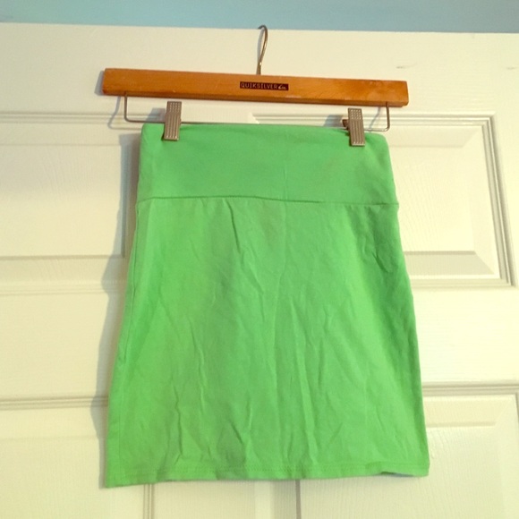 Bright green body con mini skirt 💚