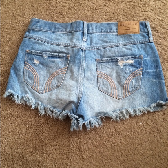 Hollister high rise cut offs w/ crotchet pockets - Picture 2 of 2