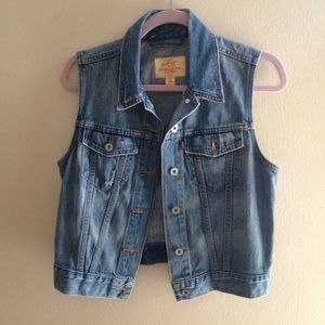 Barely worn Levi's denim vest