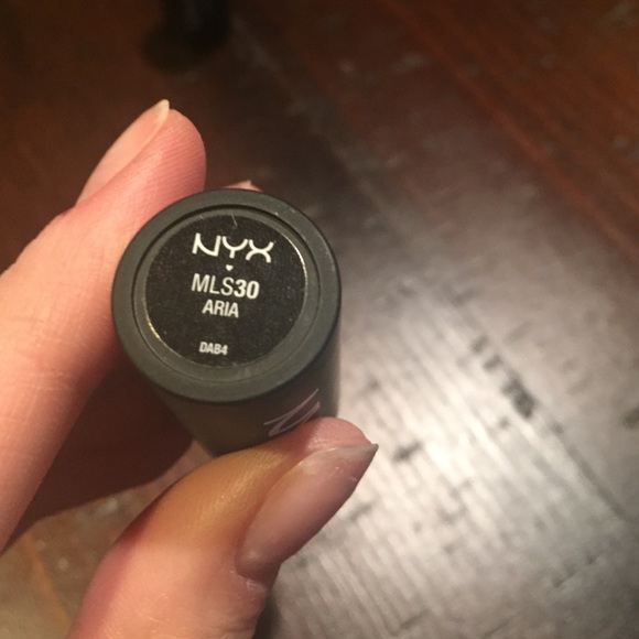 NYX Matte Aria Lipstick - Picture 3 of 3