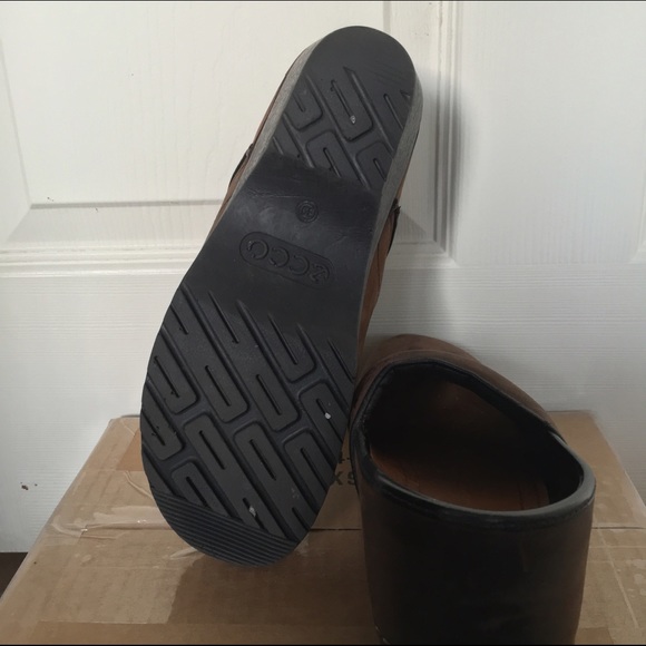 ✖️SOLD✖️ Ecco Traditional Clogs in Brown Leather - Picture 4 of 4