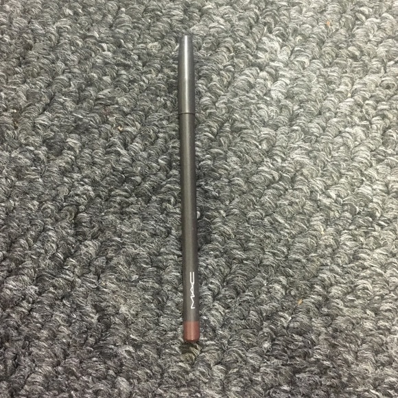 Mac brown lip pencil in "chestnut"