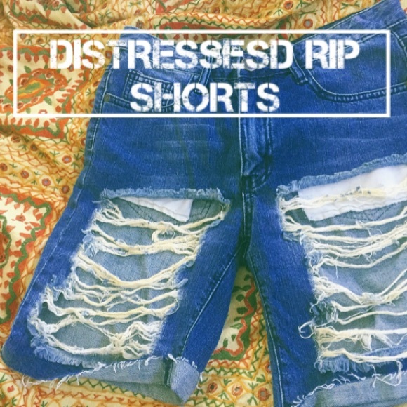 { distressed rip shorts }