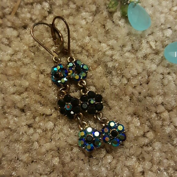Various earring styles - Picture 2 of 4