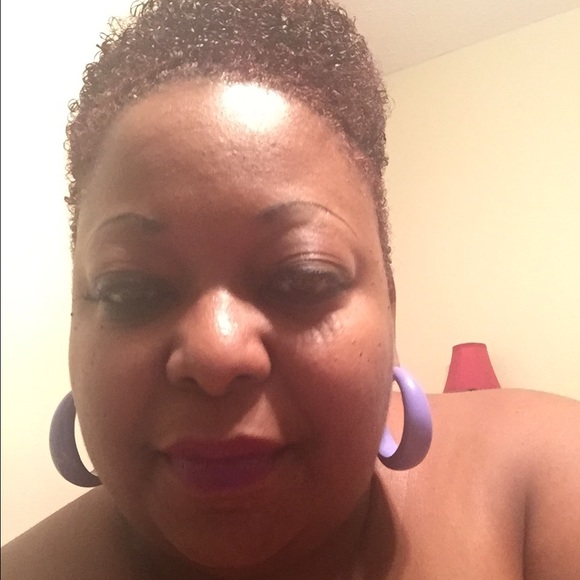 Meet your Posher, Nicole - Picture 1 of 1