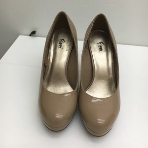 Fioni nude pumps!