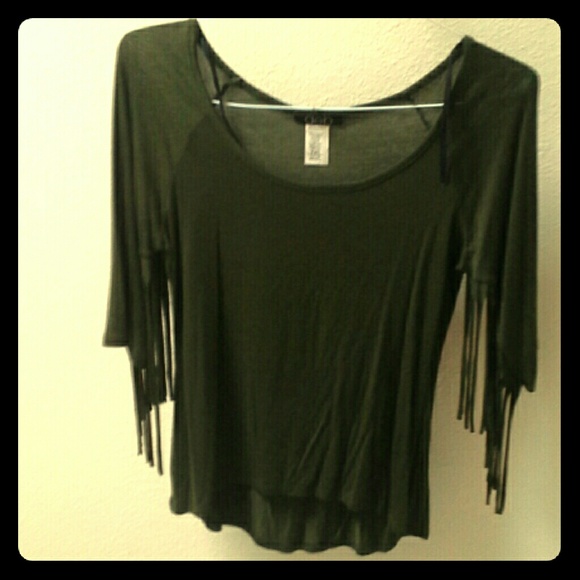 3/4 sleeve tassled top