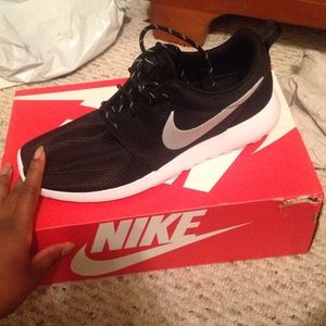 🚫SOLD🚫Black/silver Nike roshe run