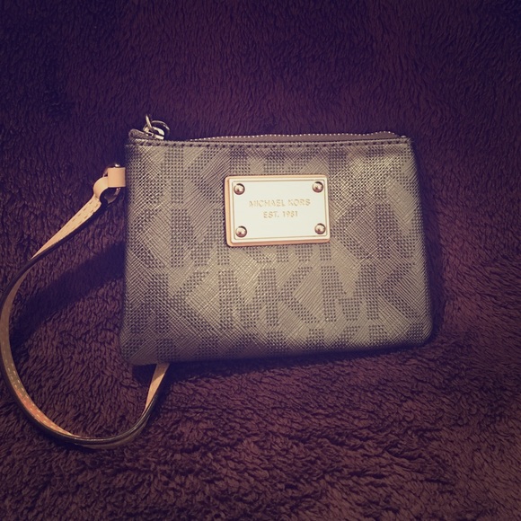 Michael Kors wristlet 🚫SOLD off Site