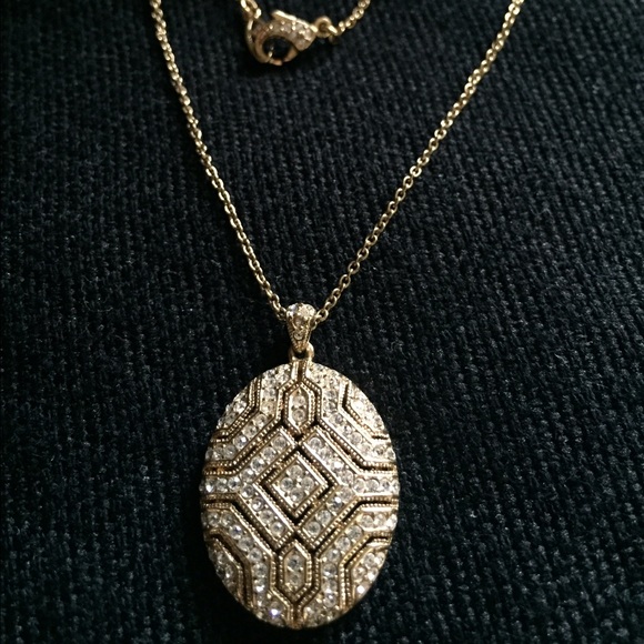 Gold tone and rhinestone beautiful necklace