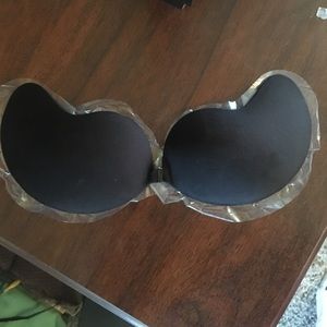 Adhesive Strapless in Black (C/D)