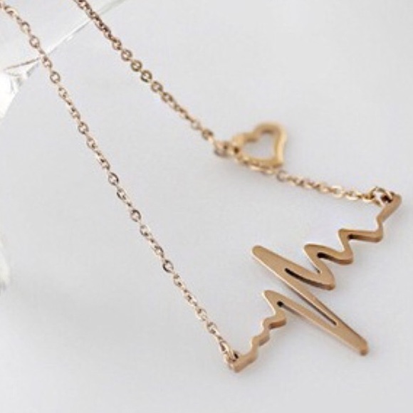 ⭐️NEW⭐️ Heart Wave Gold Dipped Necklace - Picture 2 of 4