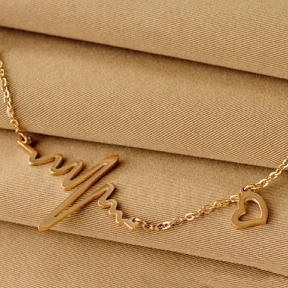 ⭐️NEW⭐️ Heart Wave Gold Dipped Necklace - Picture 3 of 4