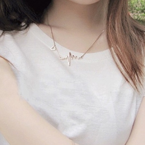 ⭐️NEW⭐️ Heart Wave Gold Dipped Necklace - Picture 4 of 4