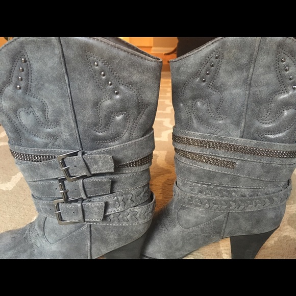 Grey Boots - Picture 3 of 3