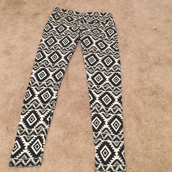 Black and white no boundaries leggings.