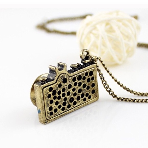 NEW Retro Vintage Red Camera Necklace - Picture 2 of 3