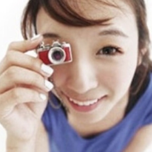 NEW Retro Vintage Red Camera Necklace - Picture 3 of 3