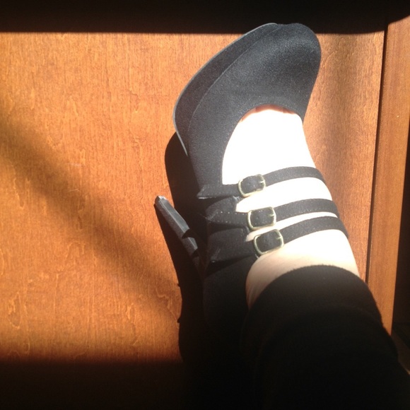 Desperately Seeking Mary Jane Kristen Pumps?! - Picture 4 of 4