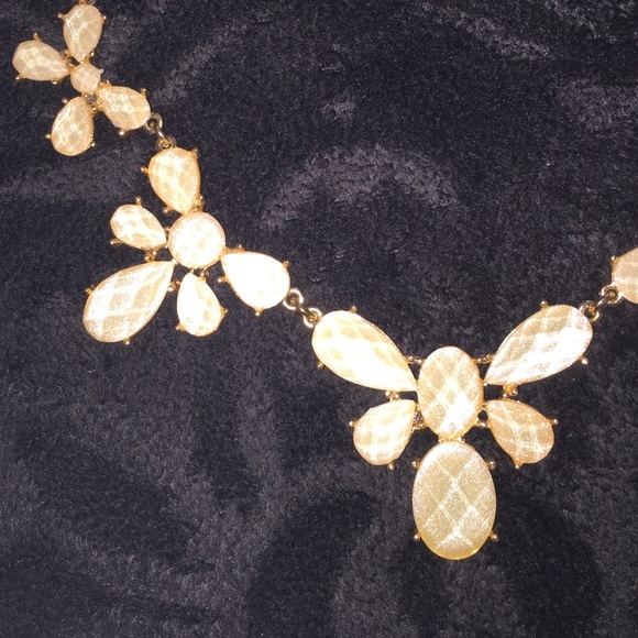 Creme colored stone small statement necklace - Picture 2 of 3