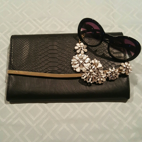 Black clutch
