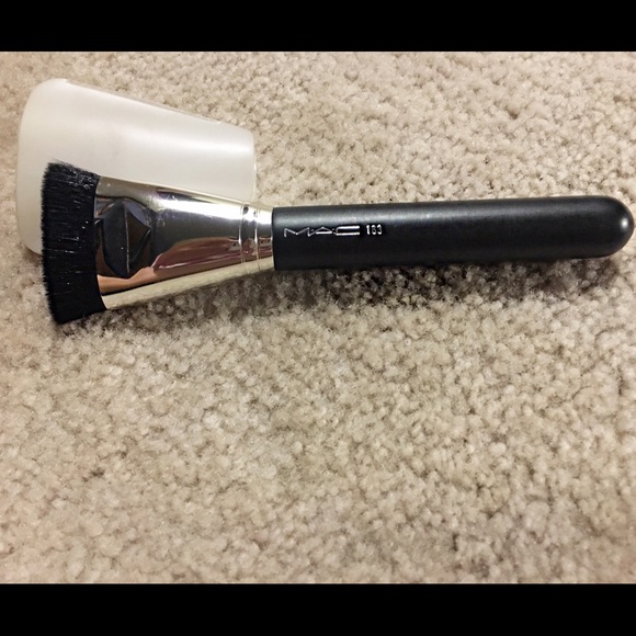 Mac 163 brush like new with sleeve NEVER USED!