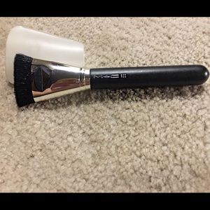 Mac 163 brush like new with sleeve NEVER USED!
