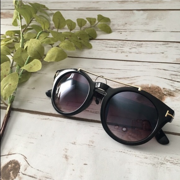Accessories - Trendy Gold bar sunglasses