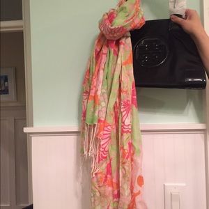 Lilly Pulitzer light weight scarf